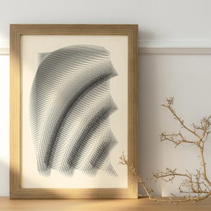 Può includere: Opera d'arte incorniciata con un design astratto in bianco e nero. L'opera è in una cornice di legno marrone chiaro e poggia su una parete bianca. Un ramo decorativo e una piccola palla sono sulla superficie di legno.