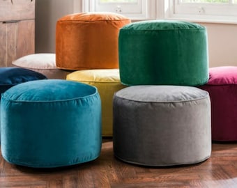 Wunderschöne Samt-Fußhocker, Ottomane in verschiedenen Größen und Farben sind erhältlich, zusammen mit einem luxuriösen quadratischen Samt-Pouf-Ottomane.