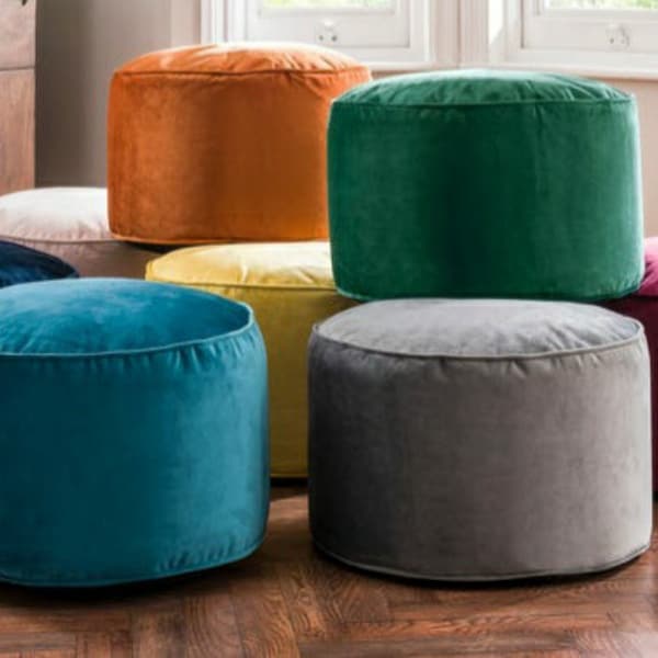 Wunderschöne Samt-Fußhocker, Ottomane in verschiedenen Größen und Farben sind erhältlich, zusammen mit einem luxuriösen quadratischen Samt-Pouf-Ottomane.