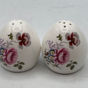 Vintage Egg Salt & Pepper Shakers, Fine Bone China, Sandford, Blue Pink Floral Motif, Made in England, Shakers coleccionables