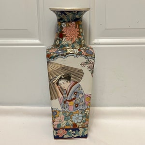ヴィンテージの中国製細口花瓶、サイン入り、芸者ガール、浮き彫りのエナメル、カラフルな花柄、金色、ラブバード、青赤磁器、手描き