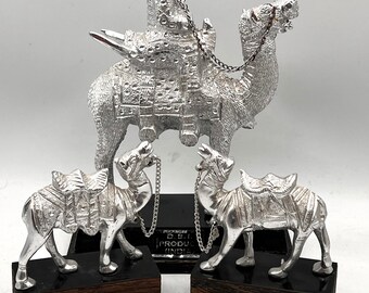 ラクダ　置物　銀　時代物 銀製のラクダの置物：インド・ラジャスタン州のラクダの王の彫刻セット