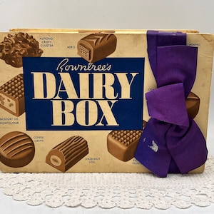 1960 Rowntrees Dairy Box, Boîte de chocolat, Movie Prop Chocolate Box, Ruban violet, Boîte en carton vide, Récipient en chocolat vintage