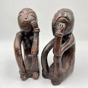 Estatuas vintage de la tribu africana, conjunto de dos, hechas de piedra, sentado con la mano en la rodilla y la cara, desesperanza, escultura africana, estatuilla de la gente