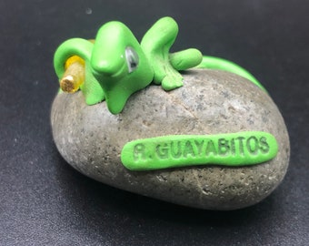 Guayabitos Mexico, Mexican Beach Vintage Souvenir. Green Gecko on a Rock Holding a Bottle