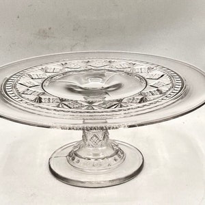 ヴィンテージ ディプレッションガラス ケーキスタンド ダイヤモンド柄 脚付きケーキスタンド ガラスケーキディスプレイ 透明 ホステスへのギフト ケーキプレート ケーキアート