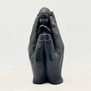 ヴィンテージ J. タプトン彫刻、赤ちゃんの手像、赤ちゃんをあやす手、黒仕上げ、鋳造樹脂、手のひらに赤ちゃんの置物、新米ママへのギフト