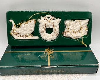 Vintage Avon Porcelain Ornament Trio, 24 K Gold Accents, Ornamenti natalizi, Slitta, Ghirlanda, Angelo, Set di 3, Scatola regalo originale, Decorazione albero