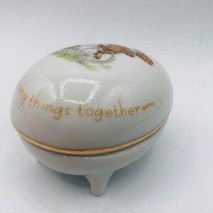 Vintage tiny talk porcelana pie huevo baratija caja hecha en Japón, firmado Lawrence. 2 conejos en triciclo, joyero, colección de diseñadores