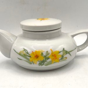 Vintage Toscany Porcelain Teapot: Hand-Painted Yellow Lilies, Made in Japan