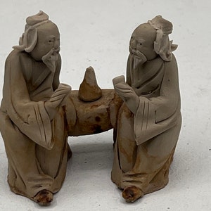 ヴィンテージ中国泥人陶器、中国人形、泥人彫刻、飲み物を共にする 2 人の中国人男性、コレクター商品、陶芸アート