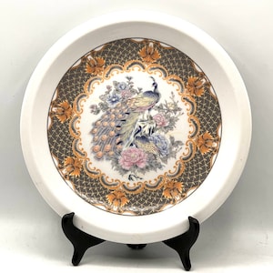 ヴィンテージ磁器皿、孔雀と牡丹、金箔アクセント、1970 年頃、中華人民共和国製、壁掛け、ギャレー壁アート