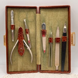 希少な FILAX SOLINGEN マニキュア キット、1960 年代、コレクターズアイテム、レザーケース、グリーン ベルベット裏地、ドイツ製、R ドイツ、Progress Werk、7 ピース