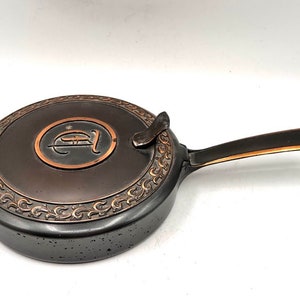 Recogedor de migas de cobre vintage, LE Mason, barredor de mesa, soporte para cenizas, mayordomo silencioso, bandeja para migas de metal, monograma ACT, tapa con bisagras, bandeja pesada