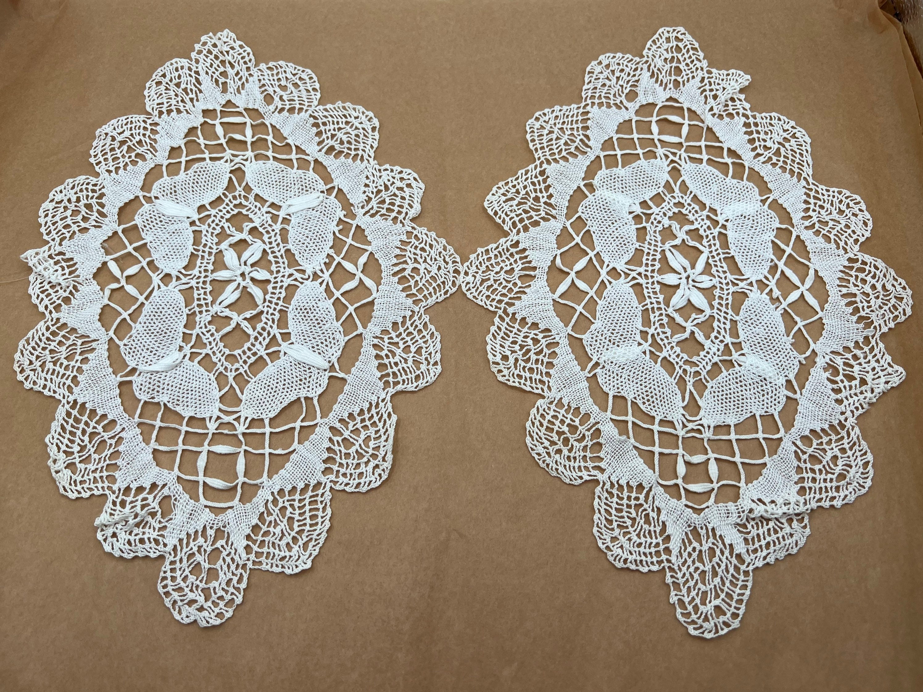 Centrini vintage all'uncinetto, Set di due, Mobili Doilies, Fatto a mano,  Ovale con centri di motivi a farfalla, Decorazioni per la casa, Mobili  Portector -  Italia