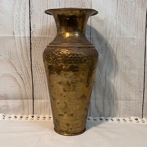 Jarrón de latón vintage, uvas y hojas en relieve, Made in India, Portaflores, Coleccionable, Al aire libre, Decoración del hogar, Latón martillado, Top estriado