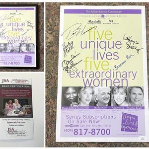Może przedstawiać: Ramka z plakatem zatytułowanym "Five Unique Lives Five Extraordinary Women", przedstawiającym zdjęcia pięciu kobiet, w tym Whoopi Goldberg, Lesley Stahl, Barbary Bush, Peggy Fleming i Candice Bergen. Plakat jest podpisany przez wszystkie pięć kobiet. Plakat reklamuje serię programów telewizyjnych o życiu tych kobiet.