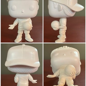 Può includere: Una figura di vinile pop bianca vuota di una persona che indossa un cappello da baseball e tiene una palla. La figura è mostrata in quattro pose diverse.