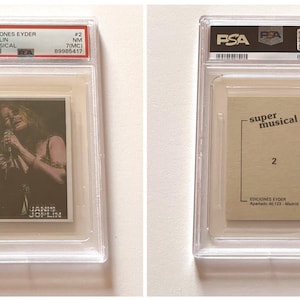 Peut inclure: Une carte de collection classée représentant une photo en noir et blanc de Janis Joplin, chanteuse, tenant un microphone. La carte est de la série "Super Musical", numéro 2, et est classée NM (Near Mint) par PSA.