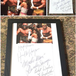 Könnte beinhalten: Ein schwarz gerahmtes Foto von Hulk Hogan und Macho Man Randy Savage mit weißem Hintergrund und einer handschriftlichen Nachricht, die lautet: "Hulk Hogan "Macho Man" Randy Savage Beste Wünsche Elizabeth"