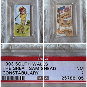 Może przedstawiać: Zklasyfikowana karta przedstawiająca kreskówkową ilustrację Sama Sneada, słynnego golfisty, trzymającego kij golfowy. Karta pochodzi z serii 1993 South Wales Constabulary. Karta została oceniona przez PSA jako NM 7, z numerem oceny 25786105.