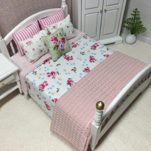 Miniatur 1:12 Skala Doppel 7 Stück Blumen Rosebud Bettwäsche Set.