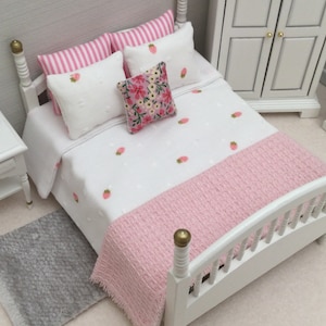 Puppenhaus Miniatur Pink & Weiss 7 Teilige Doppel Bettwäsche Set 1:12