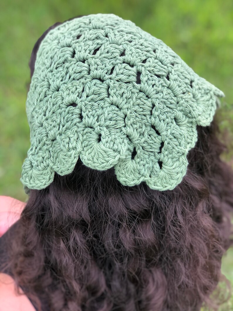 Puede incluir: Un gorro de ganchillo verde salvia con un borde festoneado. El tocado hecho a mano est&aacute; hecho de un hilo suave y se muestra en una persona con cabello casta&ntilde;o oscuro. El gorro es un accesorio elegante.