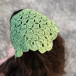 Puede incluir: Una diadema de ganchillo verde claro con un borde festoneado. La diadema est&aacute; hecha de un hilo suave y texturizado y est&aacute; dise&ntilde;ada para ser usada en la cabeza. El dise&ntilde;o de tejido abierto permite la transpiraci&oacute;n y la comodidad.