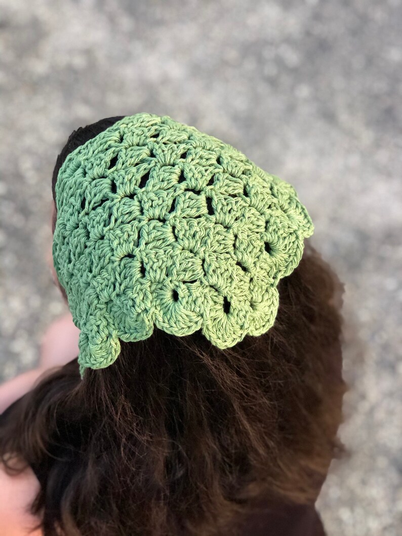 Puede incluir: Una diadema de ganchillo verde claro con un borde festoneado. La diadema est&aacute; hecha de un hilo suave y texturizado y est&aacute; dise&ntilde;ada para ser usada en la cabeza. El dise&ntilde;o de tejido abierto permite la transpiraci&oacute;n y la comodidad.