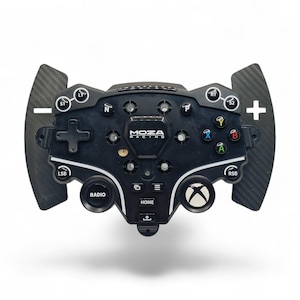 以下が含まれることがあります： カーボンファイバーアクセントが施された黒いMOZA Racingステアリングホイール。 「RADIO」や「HOME」などの様々なボタンと方向パッドが特徴です。 Xboxのロゴが見えます。 ホイールの右側にはプラス記号があります。