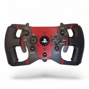 以下が含まれることがあります： 複数のボタンとPlayStationのロゴが付いた、黒と赤のレーシングホイールコントローラー。 コントローラーは、カーボンファイバーのデザインで、「PIT」、「TALK」、「LEFT」、「RIGHT」、「UP」、「DOWN」、「START」、「WIPER」とラベル付けされたボタンが付いています。