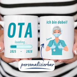 Könnte beinhalten: Zwei weiße Keramikbecher mit schwarzen Henkeln. Ein Becher hat die türkisfarbenen Buchstaben "OTA" über "loading..." und einen Fortschrittsbalken mit den Jahren 2025-2028. Der andere Becher hat eine Cartoon-Krankenschwester und den Text "Ich bin dabei!"