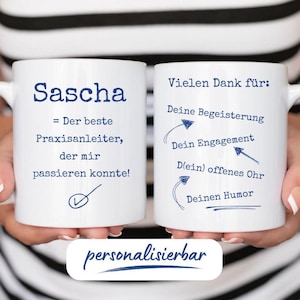 Könnte beinhalten: Zwei weiße Keramikbecher mit schwarzem Text. Auf einem Becher steht "Sascha" und "= Der beste Praxisanleiter, der mir passieren konnte!". Auf dem anderen steht "Vielen Dank für: Deine Begeisterung, Dein Engagement, D(ein) offenes Ohr, Deinen Humor."