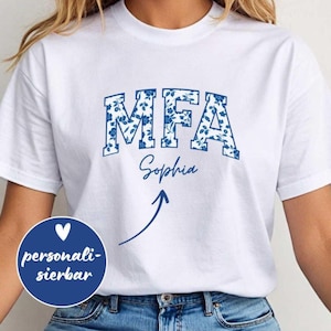 Gepersonaliseerd MFA T-shirt, cadeau voor medisch assistent, MFA-afstudeershirt, MFA-examencadeau, bloemenshirt in collegestijl