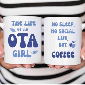 Könnte beinhalten: Zwei weiße Keramikbecher mit blauem Text. Auf einem Becher steht "THE LIFE OF AN OTA GIRL" mit einer Maske. Der andere Becher sagt "NO SLEEP, NO SOCIAL LIFE, BUT COFFEE" mit einer Kaffeebohne.