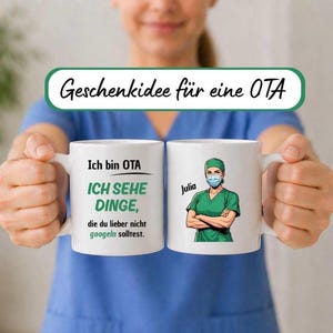 Könnte beinhalten: Zwei weiße Keramiktassen mit einer Comic-Illustration einer medizinischen Fachkraft in grüner OP-Kleidung und Mundschutz. Der Text lautet: Ich bin OTA, ICH SEHE DINGE, die du lieber nicht googeln solltest. Der Name Julia steht neben der Figur.