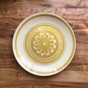 Vintage Royal China Cavalier Ironstone USA in CASABLANCA Pattern Chop Plate 1960&#39;s - 1970&#39;s Yellow Floral Mod Retro Daisy Flower Power
