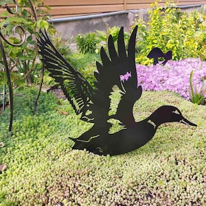 Metal Duck Garden Decor – Rustic Duck Yard Art for Outdoor or Farmhouse – Weather-Resistant Figure for Lawn or Fence