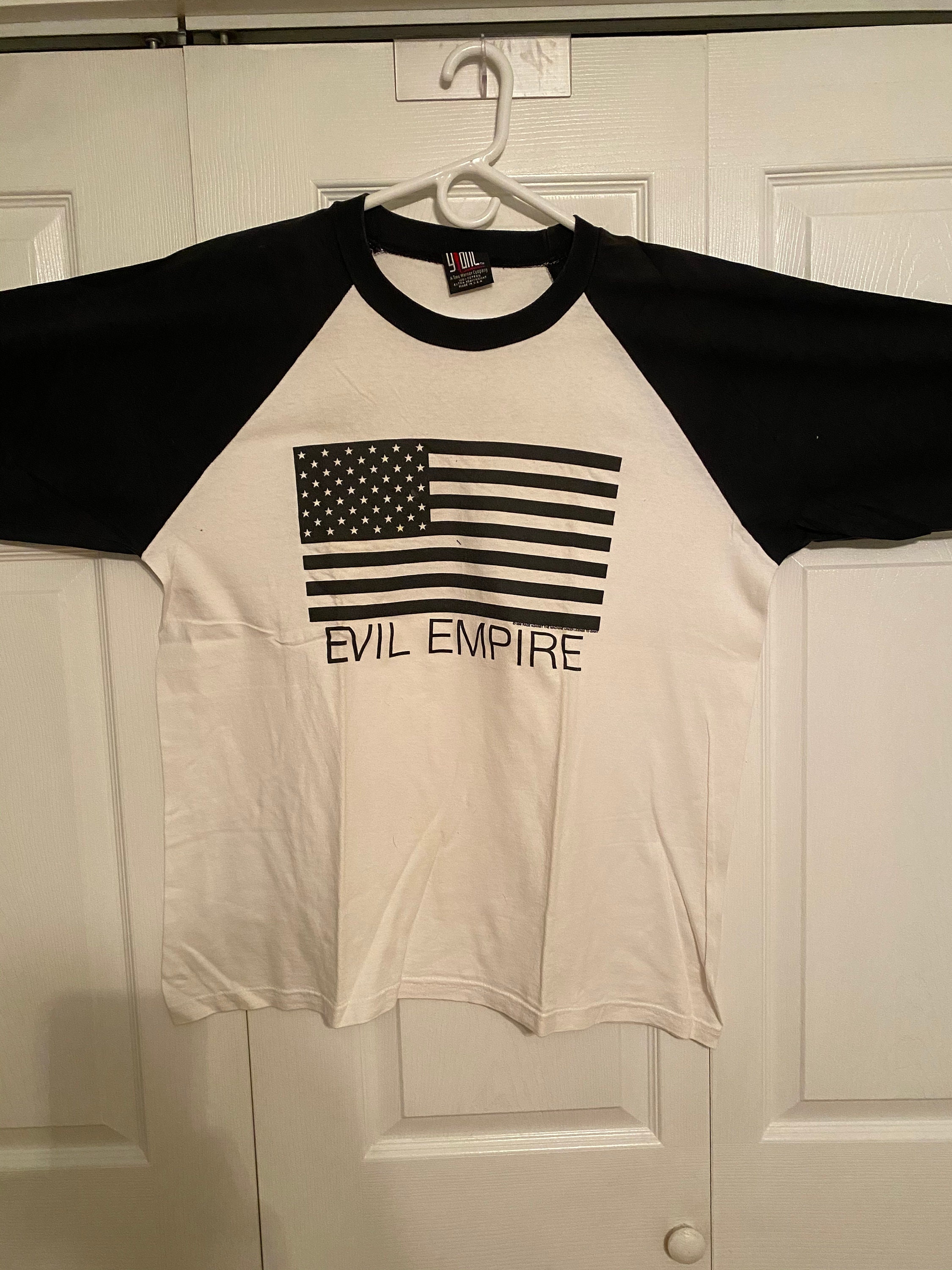 EMPiRE Tシャツとカセットテープ