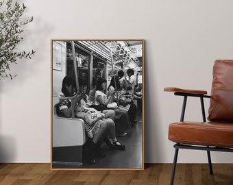Filles dans l'art mural du métro de Tokyo, impression de photographie noir et blanc, décor de chambre esthétique, affiche pour n'importe quelle pièce ou bureau, idée cadeau