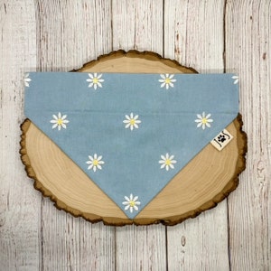 Blue Daisy Dog Bandana, Flower Dog Bandana, Daisy Dog Bandana, Over the Collar Dog Bandana, Girl Dog Bandana, Cute Dog Bandana, Dog Bandana