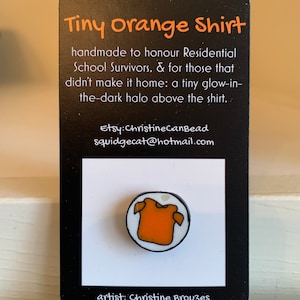Klein oranje shirt - speld in halo glow-editie