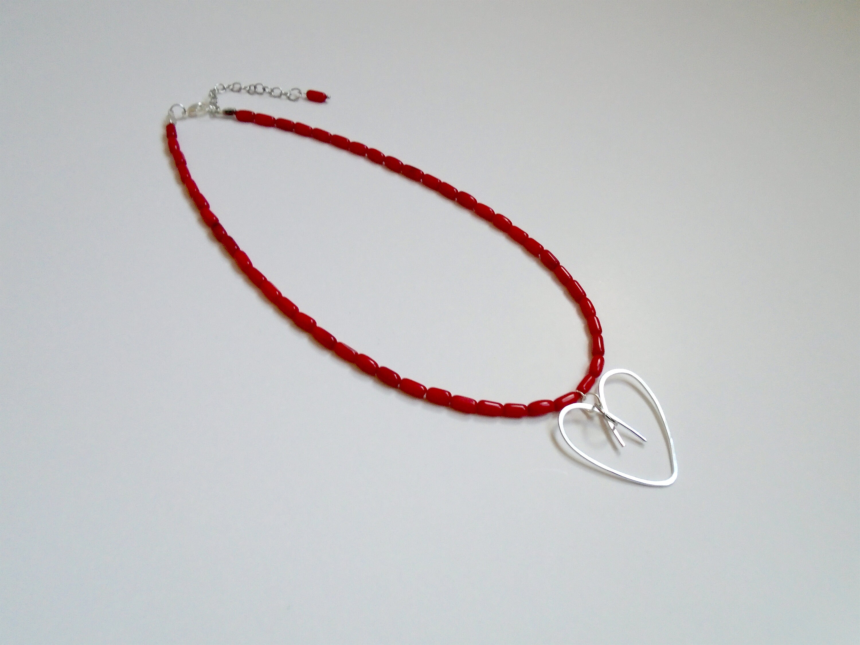 Hammered silver plated wire heart pendant on red coral bead Etsy.de