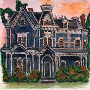 K&ouml;nnte beinhalten: Aquarellmalerei eines dunkelblauen viktorianischen Hauses mit zugemauerten Fenstern. Das Haus hat ein detailliertes architektonisches Design, eine Veranda und ein dunkles Dach. Die Signatur des K&uuml;nstlers ist sichtbar. Der Hintergrund zeigt einen Sonnenuntergang und gr&uuml;nes Laub.