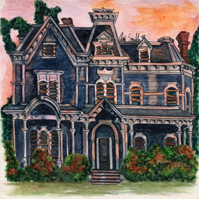 K&ouml;nnte beinhalten: Aquarellmalerei eines dunkelblauen viktorianischen Hauses mit zugemauerten Fenstern. Das Haus hat ein detailliertes architektonisches Design, eine Veranda und ein dunkles Dach. Die Signatur des K&uuml;nstlers ist sichtbar. Der Hintergrund zeigt einen Sonnenuntergang und gr&uuml;nes Laub.