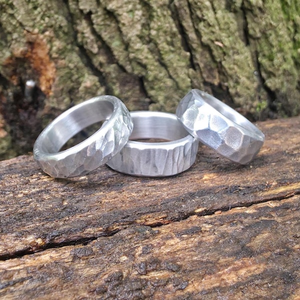 Anillo de aluminio martillado: Regalo para el décimo aniversario, diseño moderno y ligero.
