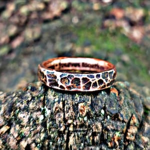 Anillo de cobre martillado - Regalo para su séptimo aniversario - Grabados personalizados - Anillo de cobre macizo - Minimalista - Calidad de reliquia única