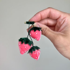 Rosa Samt Erdbeeren Brosche // 1940s Vintage Glasperlen Anstecknadel