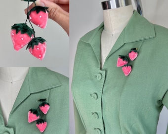 Rosa Samt-Erdbeeren-Brosche // 1940er-Jahre-Stil Vintage Perlen-Frucht-Cluster-Anstecknadel